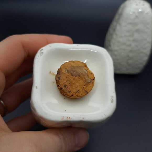 Vintage Ceramic Salt & Pepper Shaker Set Leaf Textured White Mid-Century - Picture 5 of 6